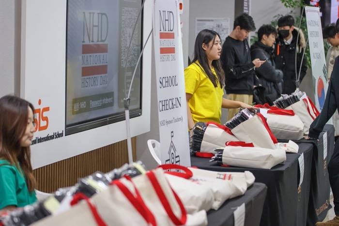 Student volunteers at NHD Korea registration